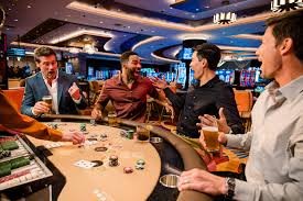 Psikologi dalam Poker Indonesia – Membaca lawan dan mengelola tilting